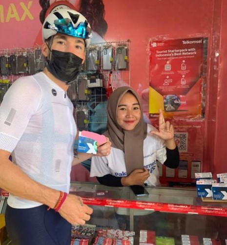 9 Aksi unik pembalap jelang GP Mandalika, bercaping di tengah lintasan