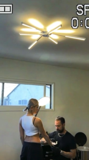 7 Potret Agnez Mo buat tato di tangan, tulisannya bikin salah fokus