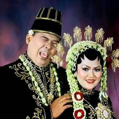 11 Momen lucu foto bareng pasangan ini gagal romantis