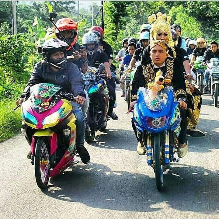 11 Momen lucu foto bareng pasangan ini gagal romantis