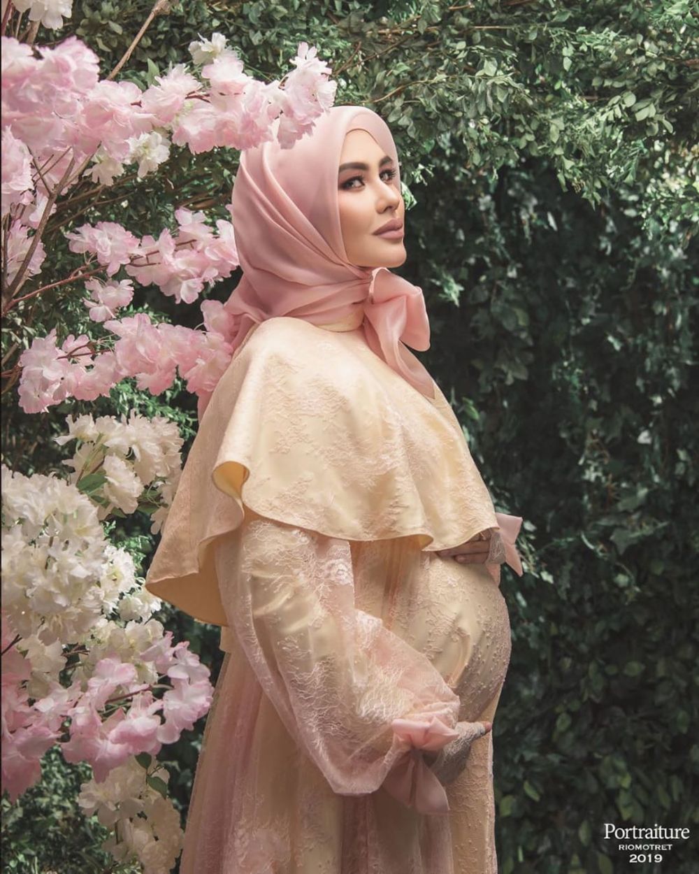 Gaya foto maternity 13 presenter, Jessica Iskandar bergaya ala Beyonce