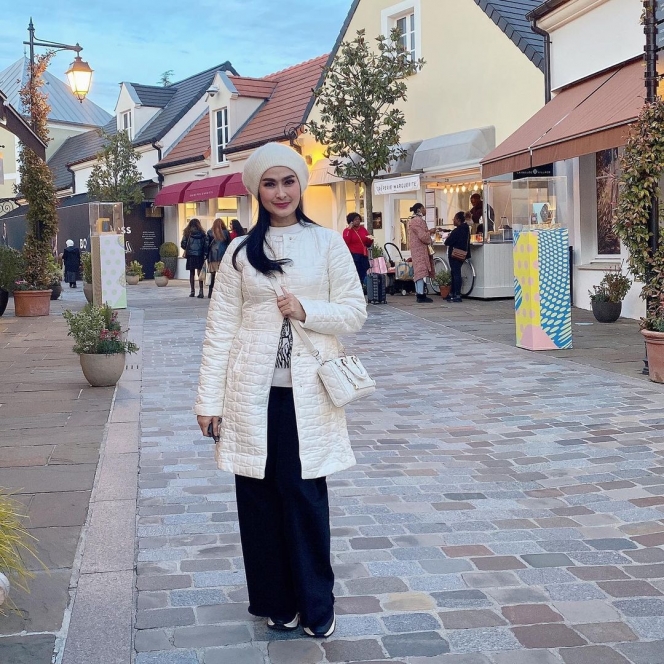 Tampil colorful, ini 9 gaya outfit Iis Dahlia liburan di Paris