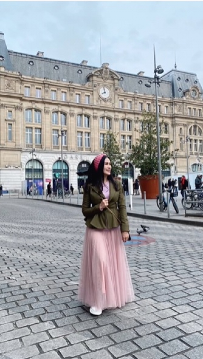 Tampil colorful, ini 9 gaya outfit Iis Dahlia liburan di Paris