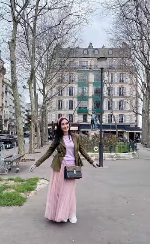 Tampil colorful, ini 9 gaya outfit Iis Dahlia liburan di Paris