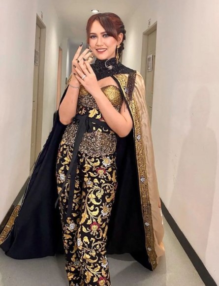 Borong dua piala, ini 9 gaya Happy Asmara di acara SCTV Awards 2022