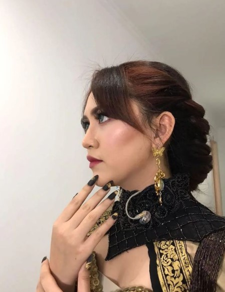 Borong dua piala, ini 9 gaya Happy Asmara di acara SCTV Awards 2022