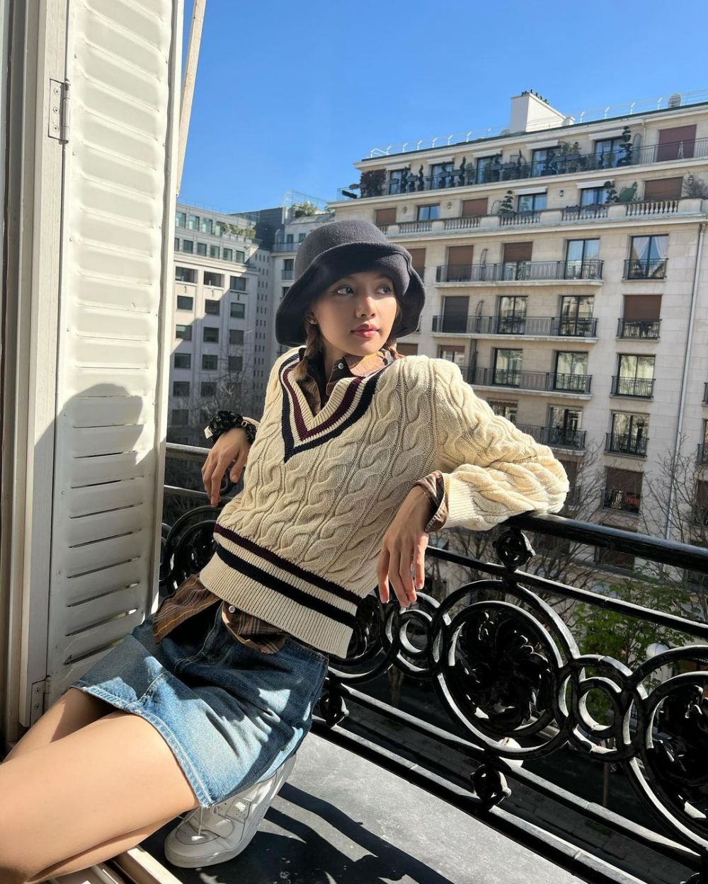 9 Gaya Lisa Blackpink liburan di Paris, tampil modis dan elegan