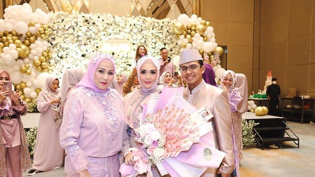 11 Momen ulang tahun Eddies Adelia dan suami, dekorasi bertabur bunga