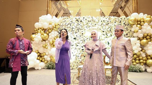 11 Momen ulang tahun Eddies Adelia dan suami, dekorasi bertabur bunga