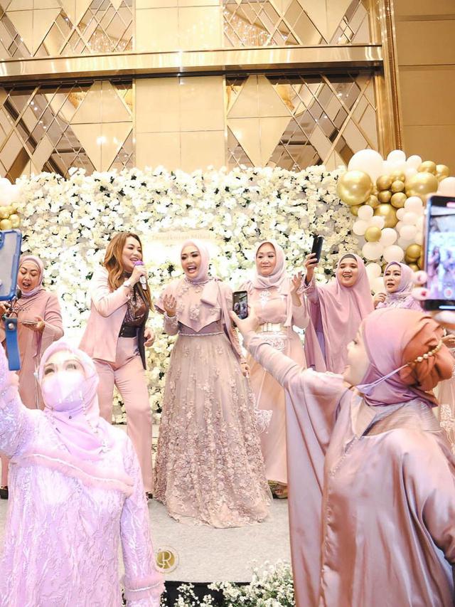11 Momen ulang tahun Eddies Adelia dan suami, dekorasi bertabur bunga