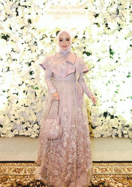 11 Momen ulang tahun Eddies Adelia dan suami, dekorasi bertabur bunga