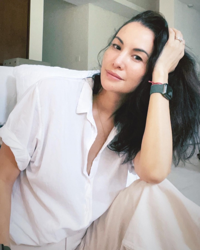 9 Foto Nadya Hutagalung tanpa makeup, cantik natural di usia 47 tahun