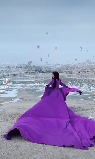 7 Gaya pemotretan Ria Ricis di Cappadocia Turki, tampil penuh warna