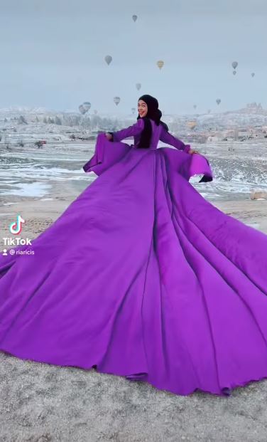 7 Gaya pemotretan Ria Ricis di Cappadocia Turki, tampil penuh warna