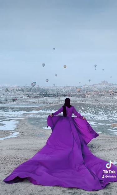 7 Gaya pemotretan Ria Ricis di Cappadocia Turki, tampil penuh warna