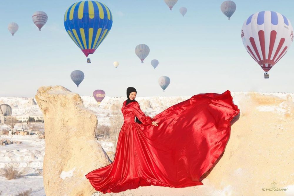 7 Gaya pemotretan Ria Ricis di Cappadocia Turki, tampil penuh warna