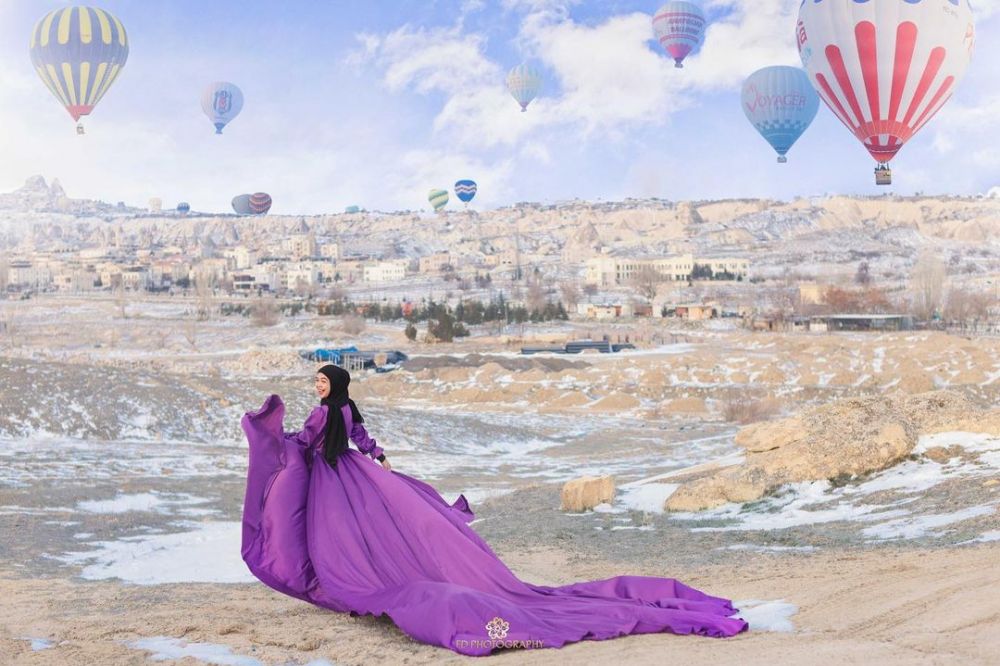 7 Gaya pemotretan Ria Ricis di Cappadocia Turki, tampil penuh warna