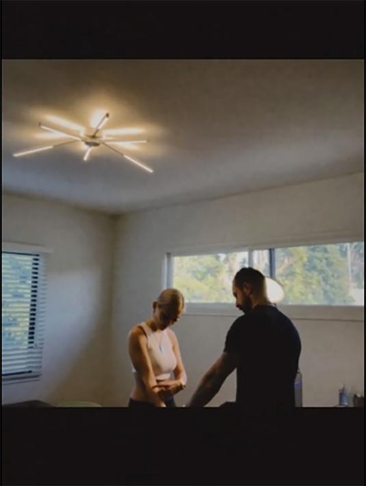 8 Potret Agnez Mo pamer tato, ada yang kembaran dengan kekasih?