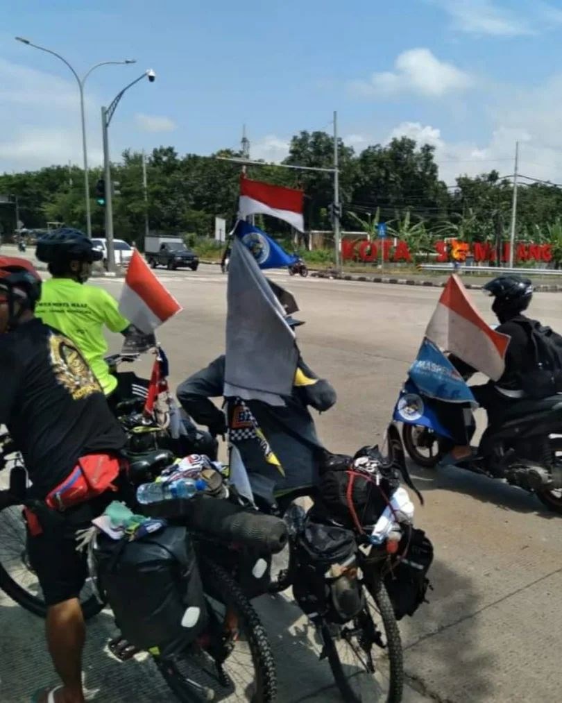 Aksi rombongan bersepeda dari Bandung ke Mandalika, demi MotoGP