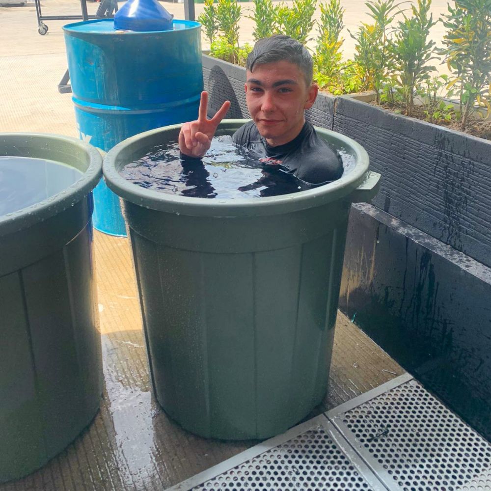 10 Momen lucu pembalap MotoGP saat ngadem, tingkahnya menggelitik