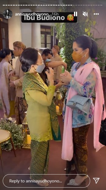 9 Gaya Annisa Pohan di acara siraman Putri Tanjung, manis berkebaya