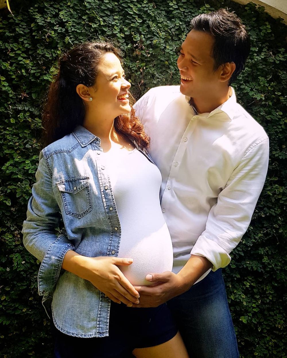 Gaya outfit hamil 9 mantan artis cilik, Nikita Willy casual chic