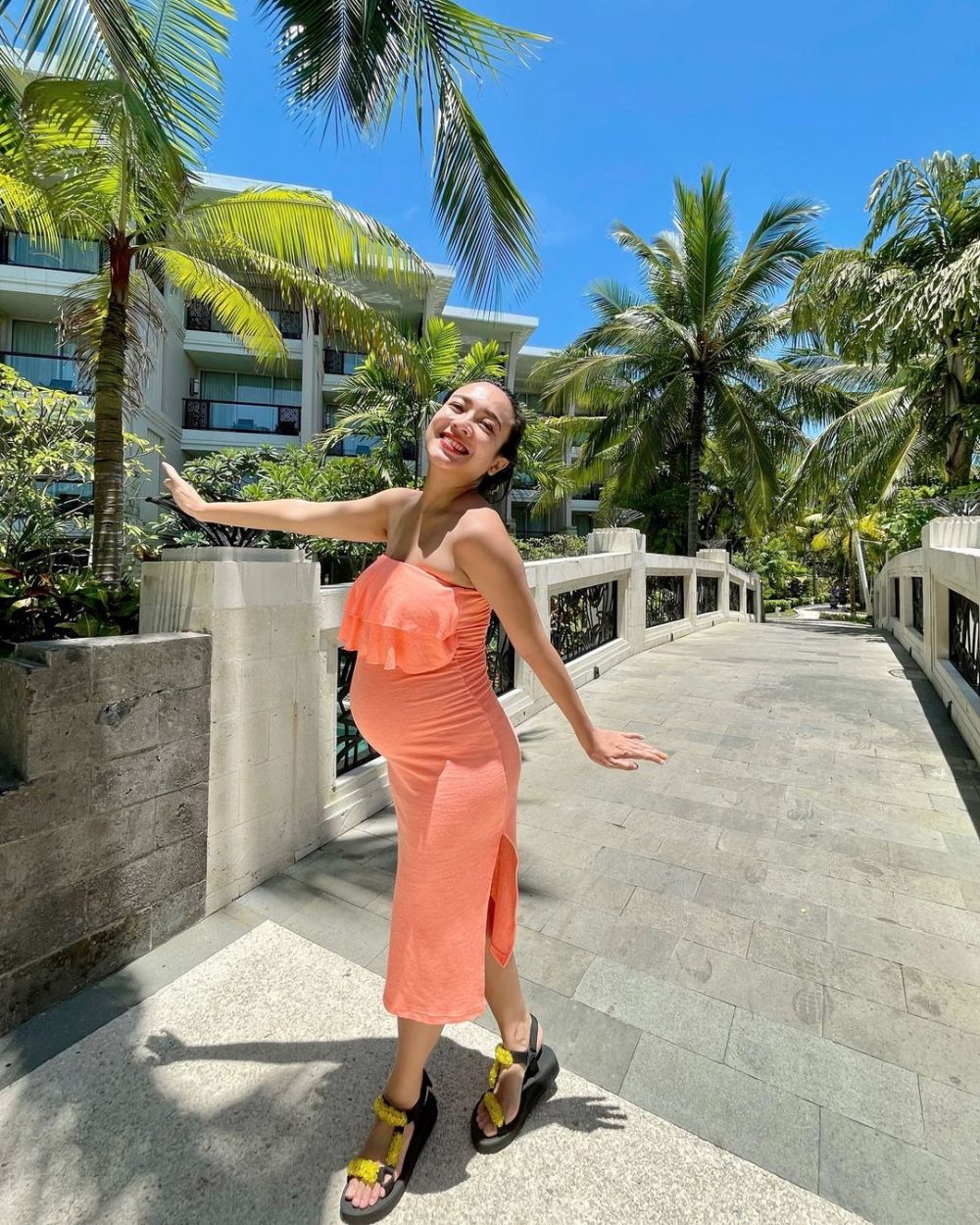 Gaya outfit hamil 9 mantan artis cilik, Nikita Willy casual chic