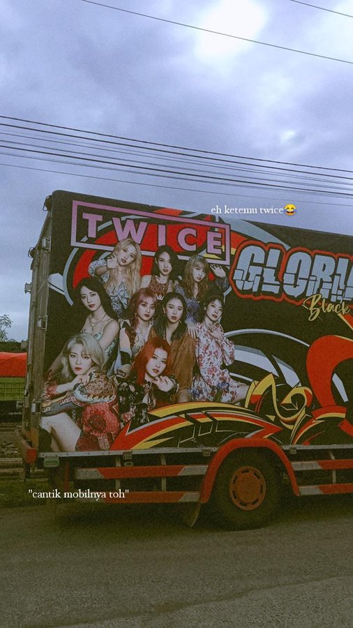 11 Gambar wajah idol K-Pop di truk, bikin fans garis keras tersenyum