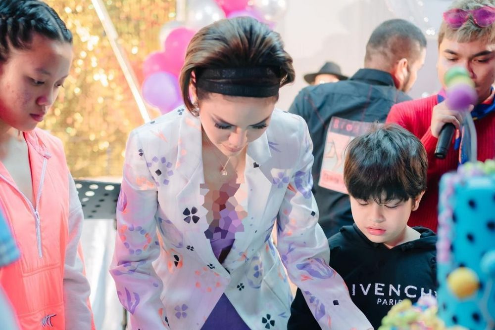 11 Momen meriah ultah ke-36 Nikita Mirzani, berkonsep disko 90-an