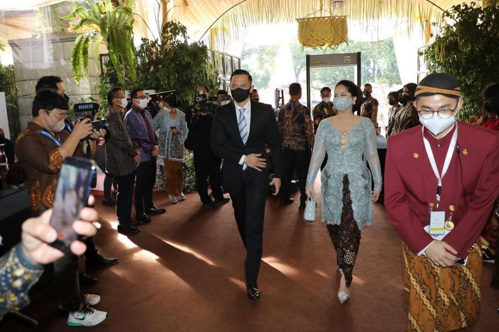 Gaya 7 seleb saat hadiri pernikahan Putri Tanjung, anggun berkebaya