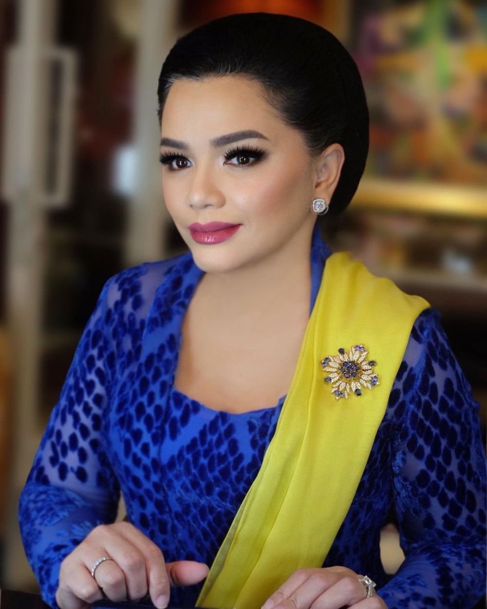 Gaya 7 seleb saat hadiri pernikahan Putri Tanjung, anggun berkebaya
