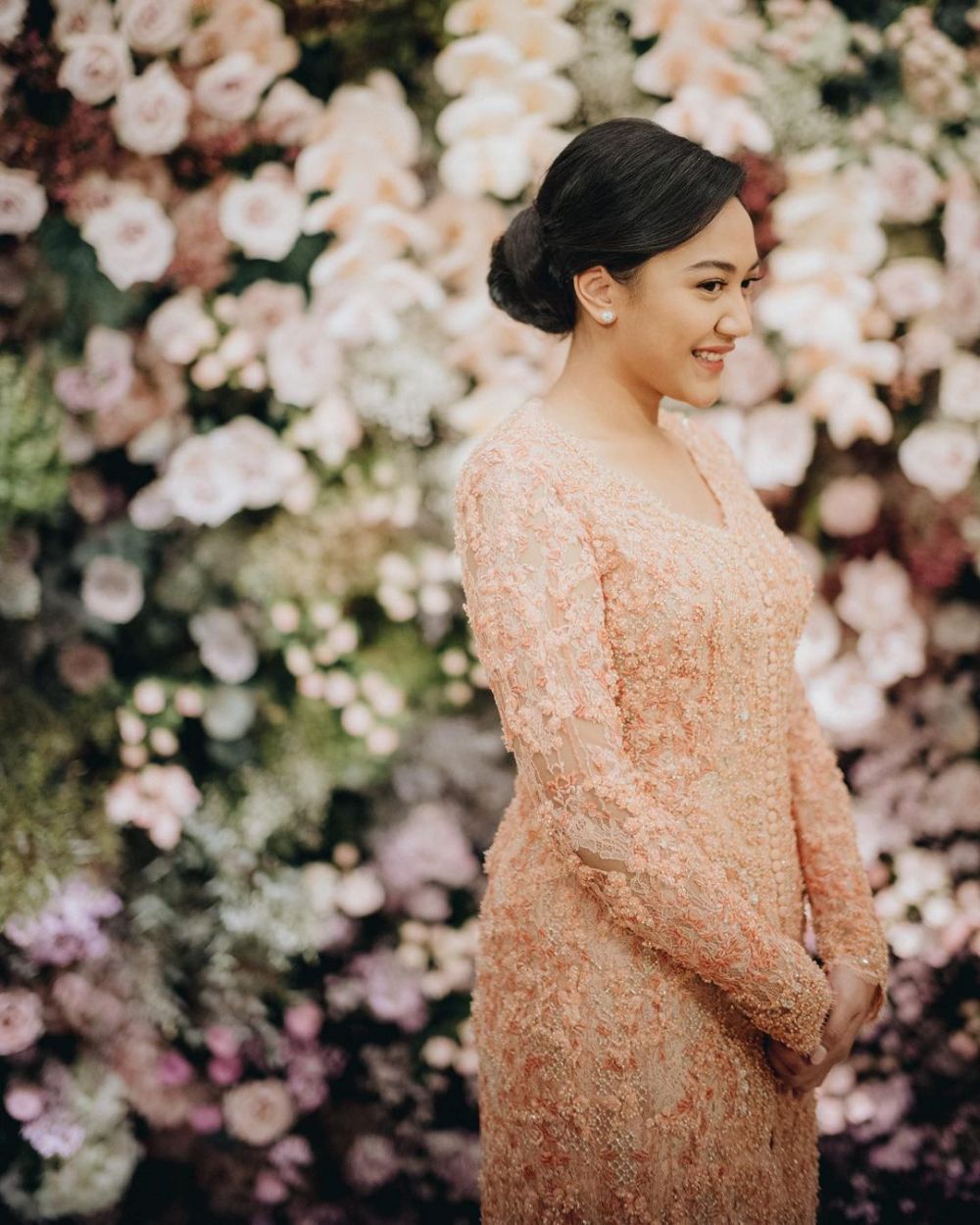 9 Potret Putri Tanjung dari lamaran hingga menikah, cantiknya maksimal