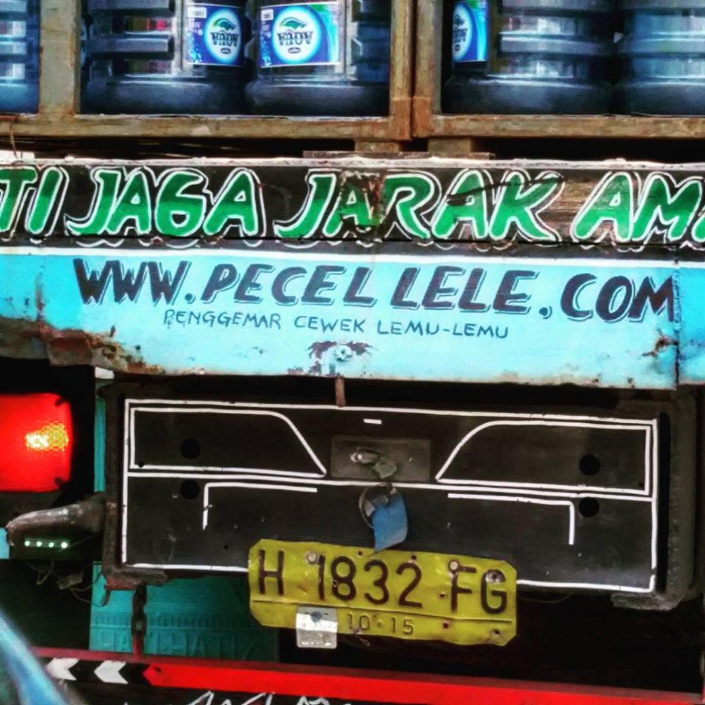 7 Singkatan lucu di belakang truk ini bikin semringah