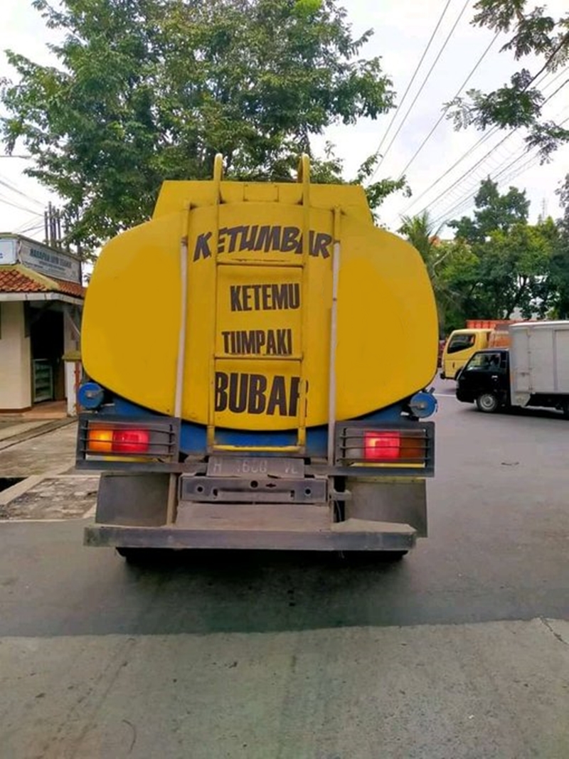 7 Singkatan lucu di belakang truk ini bikin semringah