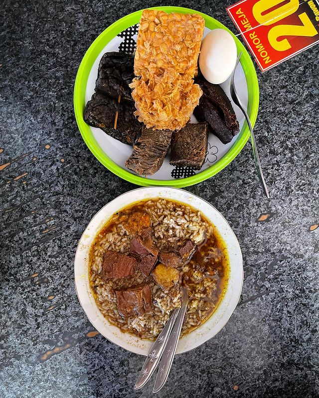7 Tempat makan rawon legendaris di Surabaya, ada yang buka 24 jam