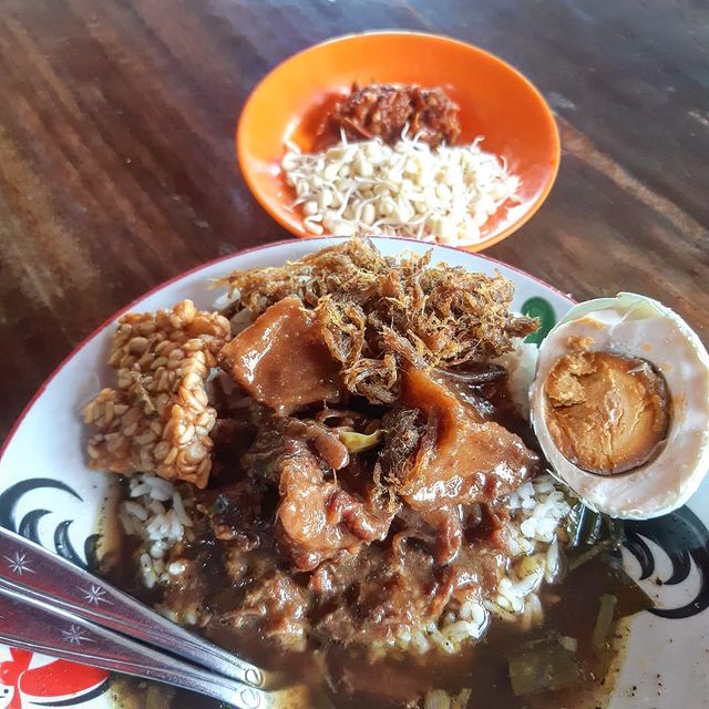 7 Tempat makan rawon legendaris di Surabaya, ada yang buka 24 jam