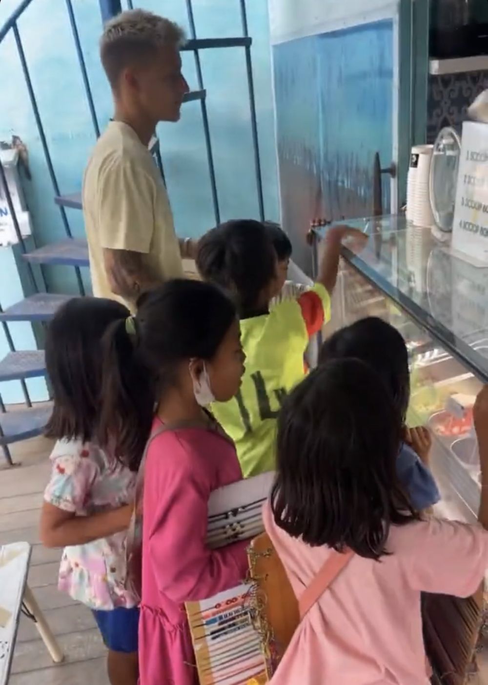 Momen Fabio Quartararo traktir anak-anak makan es krim di Lombok