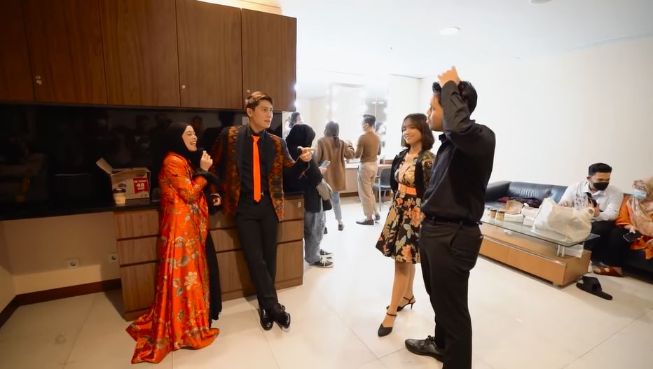 11 Momen Fuji-Thariq double date bareng Lesty-Billar, makan di warteg