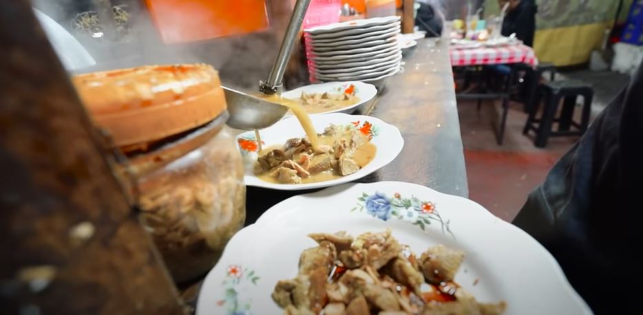 11 Momen Fuji-Thariq double date bareng Lesty-Billar, makan di warteg