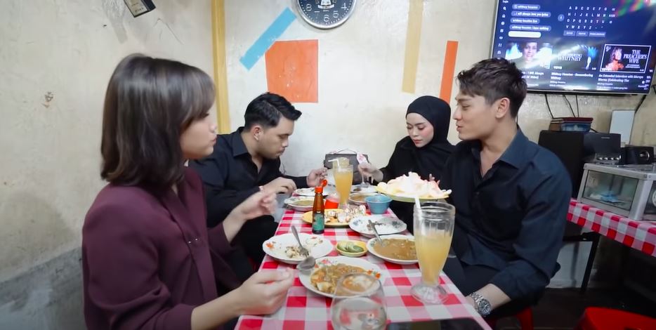 11 Momen Fuji-Thariq double date bareng Lesty-Billar, makan di warteg