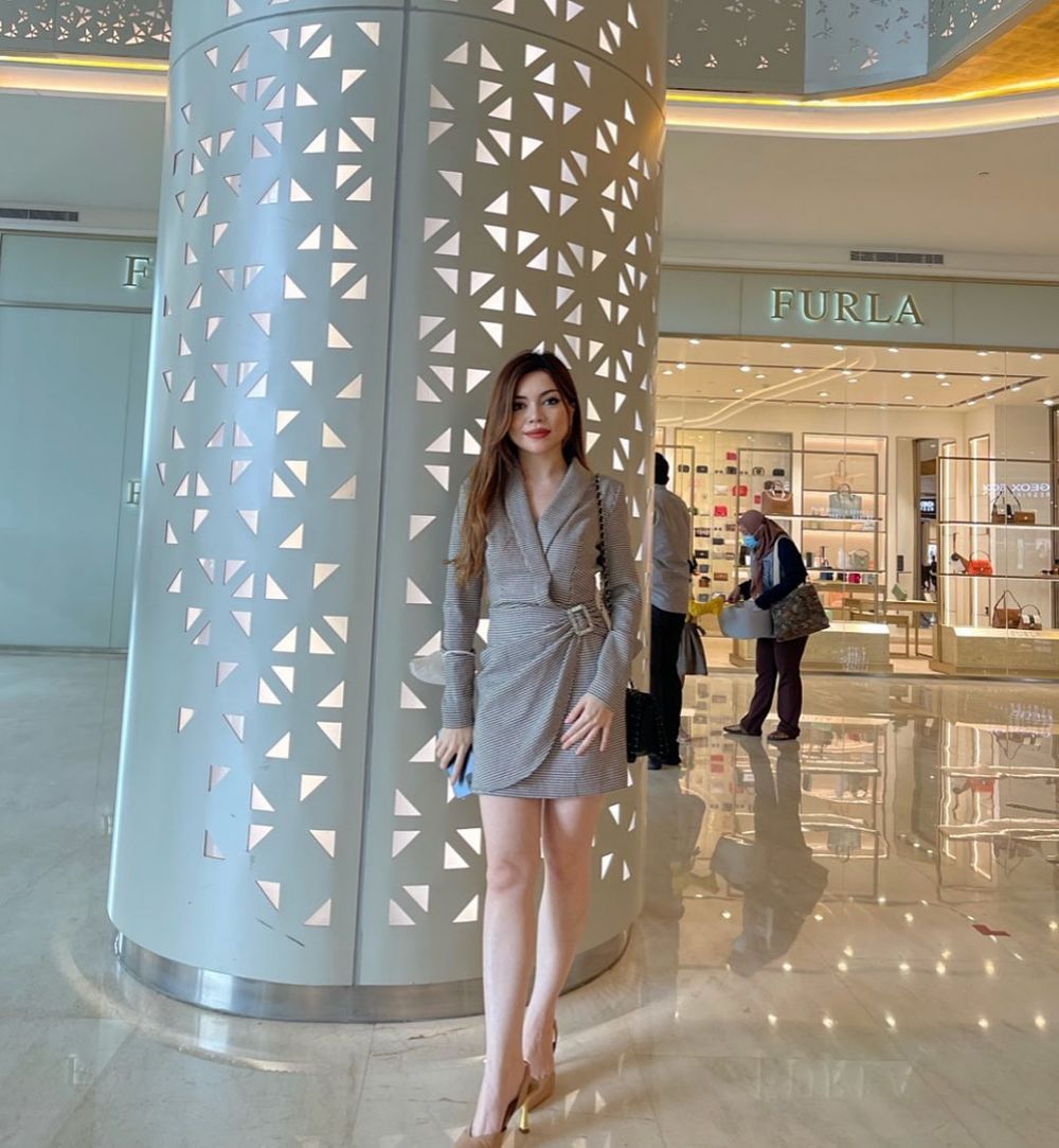 Pesona 7 asisten pribadi Hotman Paris, bikin susah kedip