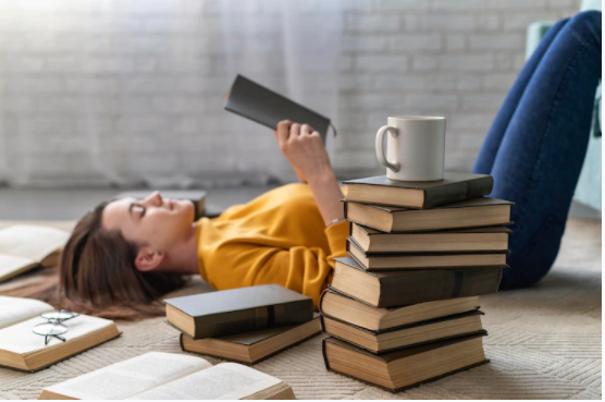 Cerita fiksi adalah: Ketahui arti, ciri-ciri, unsur, dan jenisnya