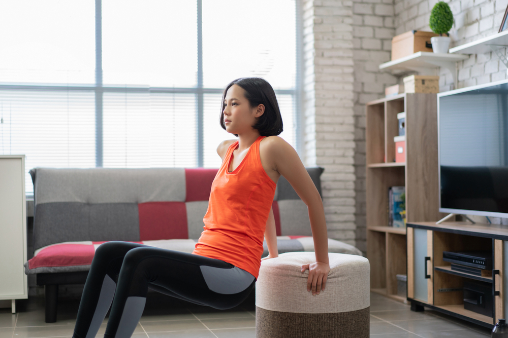5 Gerakan olahraga ringan bikin badan tetap fit saat kerja di rumah