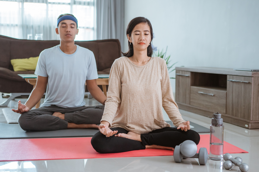 5 Gerakan olahraga ringan bikin badan tetap fit saat kerja di rumah