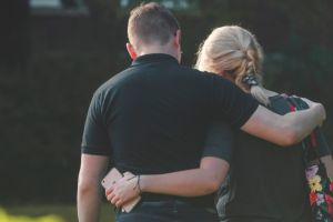 Mana tipe pelukan favoritmu? Ketahui maknanya lewat tes ini yuk