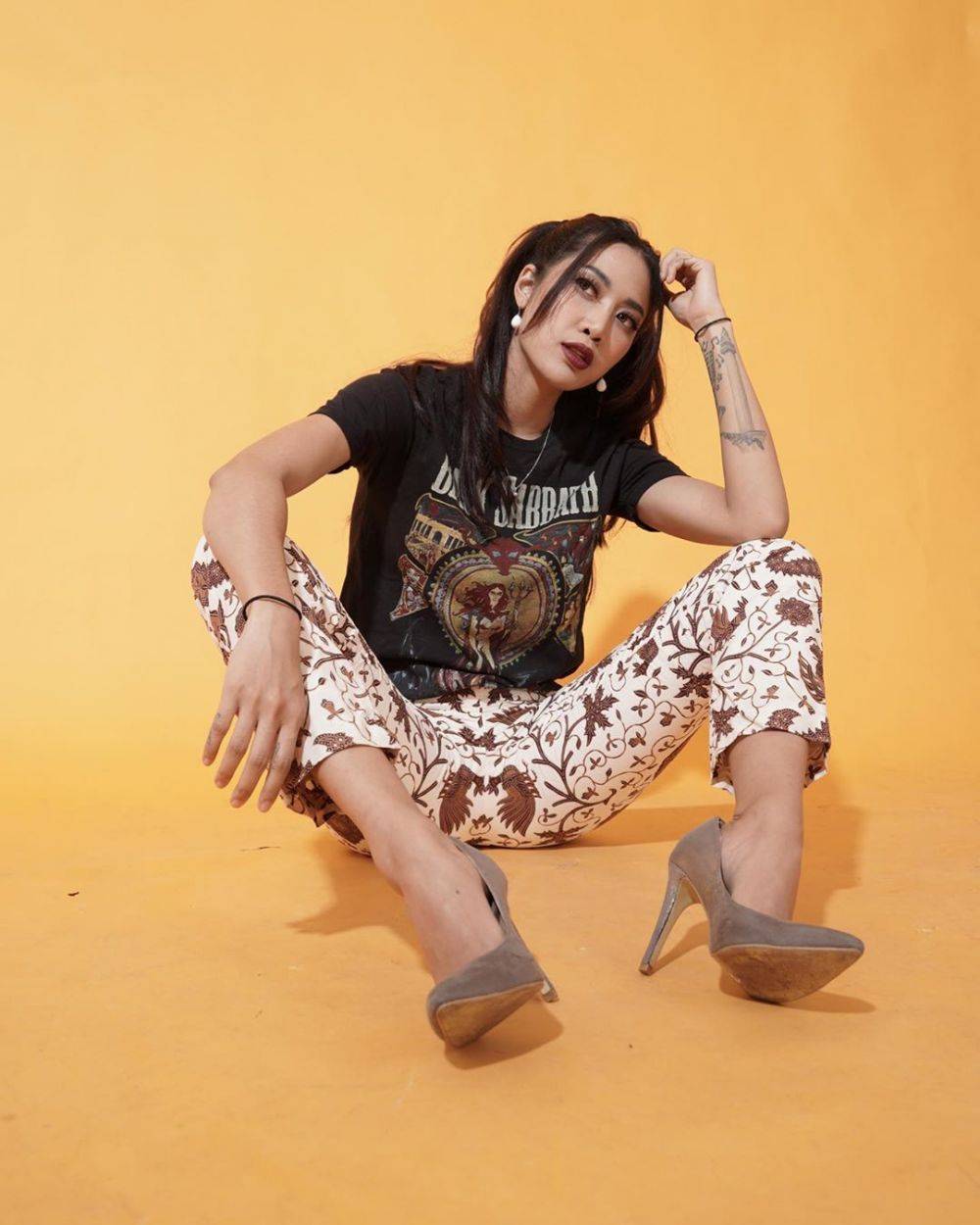 Potret tato 11 seleb cewek di tangan, punya makna unik