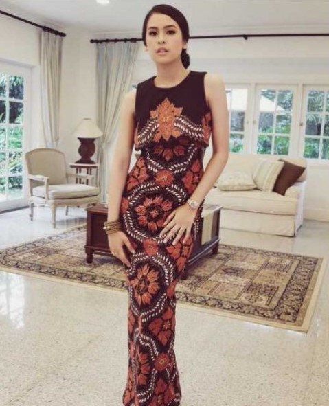 9 Gaya kondangan Maudy Ayunda, anggun berkebaya dan bersanggul