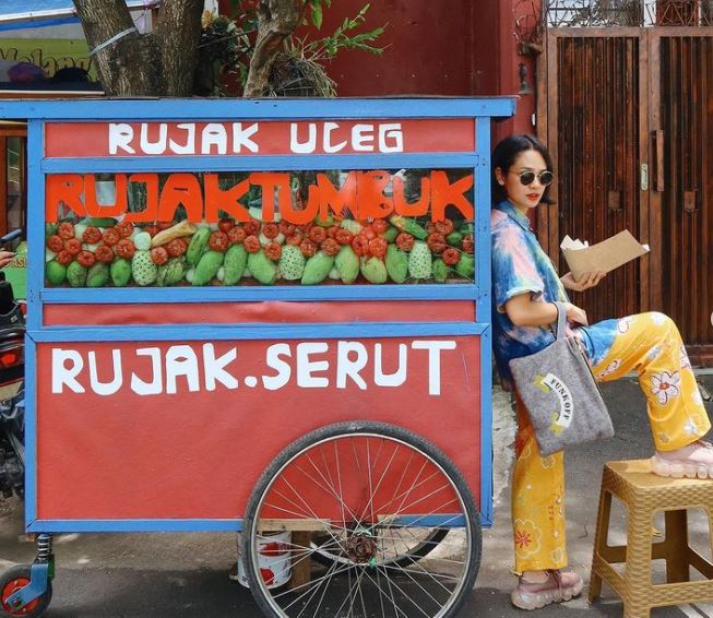 11 Potret Andien di tempat nyentrik, depan tronton hingga gerobak