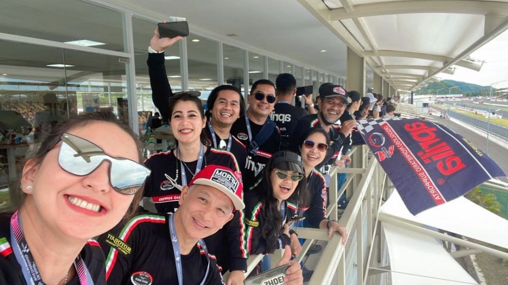8 Momen Donna Agnesia & Darius Sinathrya bertemu pembalap MotoGP