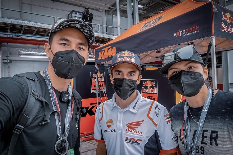 8 Momen Donna Agnesia & Darius Sinathrya bertemu pembalap MotoGP